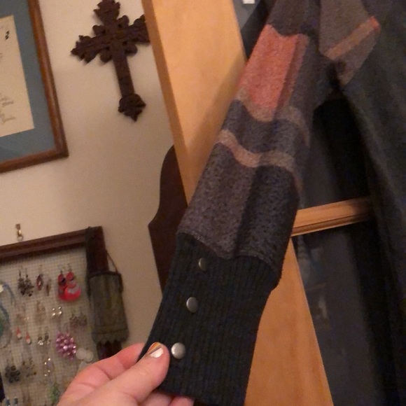 Maurice’s gray hoodie, size large. - Picture 3 of 5